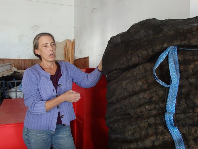 Marcie mit der Hamada-Ernte (Fotos: GZmm)