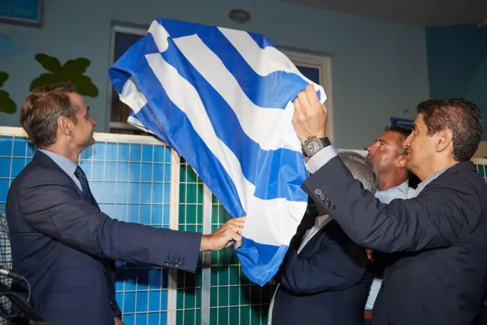 Unser Foto (© Eurokinissi) zeigt den Vorsitzenden der Oppositionspartei Nea Dimokratia Kyriakos Mitsotakis (l.) während eines offiziellen Besuches auf der Insel Kreta am 19. Juli.