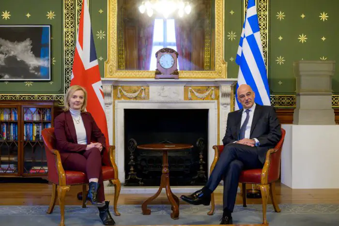 Unser Foto (© Eurokinissi) entstand am Montag (7.3.) während eines Treffens zwischen dem griechischen Außenminister Nikos Dendias und seiner britischen Amtskollegin Elizabeth Truss.