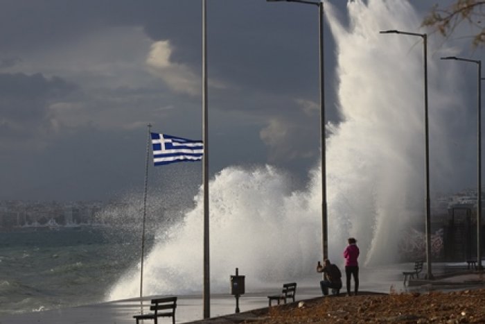 Wasserfontänen an der Küste bei Paläo Faliro südlich der Athener Hauptstadt (Foto: © Eurokinissi)