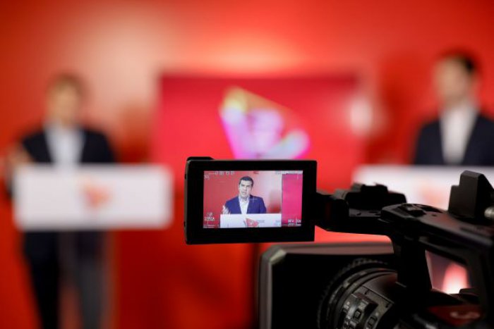 Unser Foto (© Eurokinissi) zeigt Oppositionschef Alexis Tsipras während der Vorstellung des Programms seiner Partei unter dem Titel „Wir halten uns auf den Beinen“.