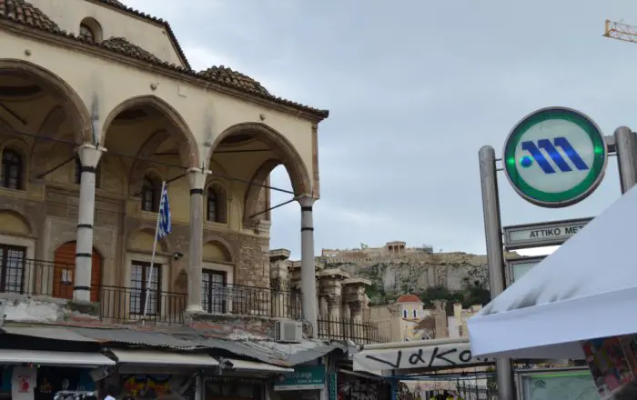 Foto (© Griechenland Zeitung / Jan Hübel): Der Monastiraki-Platz in Athen kurz vor dem Regen. 