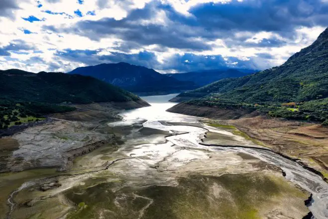 Unser Archivfoto (© Eurokinissi) zeigt den niedrigen Wasserstand im Stausee des Mornos-Damms in Mittelgriechenland.