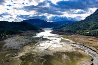 Unser Archivfoto (© Eurokinissi) zeigt den niedrigen Wasserstand im Stausee des Mornos-Damms in Mittelgriechenland.
