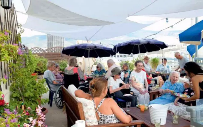 Gemütliches Beisammensein auf der Terrasse des Hauses Koroneos (Foto: www.hauskoroneos.gr)