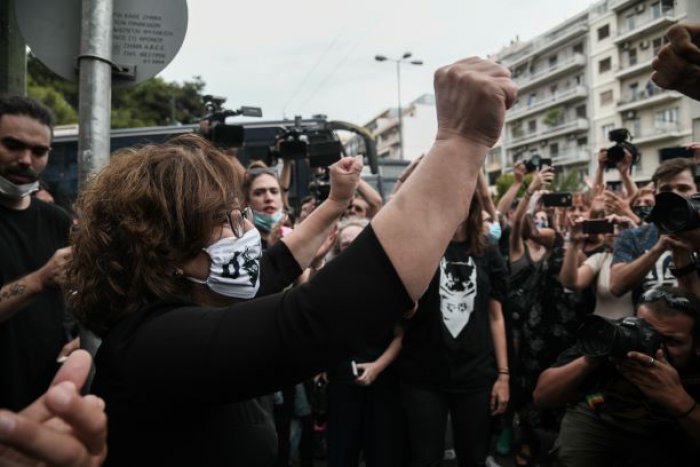 Unser Foto (© Eurokinissi) entstand am Mittwoch (7.10.) auf der Athener Alexandras-Avenue nach dem Gerichtsurteil gegen die faschistische Partei Chryssi Avgi. Auf dem Foto zu sehen ist die Mutter von Pavlos Fyssas, der von Anhängern der Partei im September 2013 ermordet worden ist.