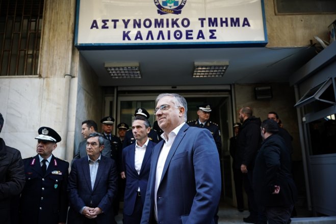 Unser Archivfoto (© Eurokinissi) zeigt Bürgerschutzminister Takis Theodorikakos vor einer Polizeistation in Athen.