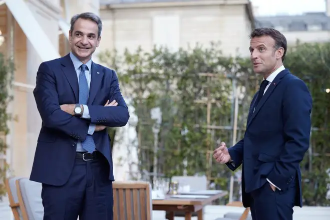 Unser Archivfoto (© Eurokinissi) entstand während eines offiziellen Treffens zwischen Premierminister Kyriakos Mitsotakis (l.) und dem französischen Präsidenten Emmanuel Macron.