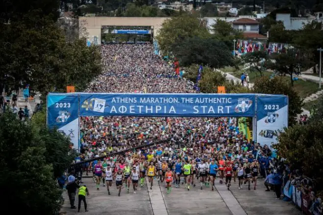Unser Archivfoto (© Eurokinissi) zeigt den Start des Marathons im Jahr 2023