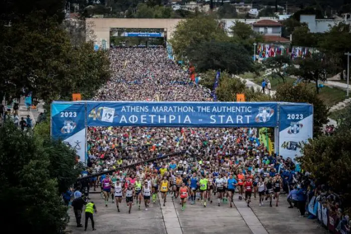 Unser Archivfoto (© Eurokinissi) zeigt den Start des Marathons im Jahr 2023