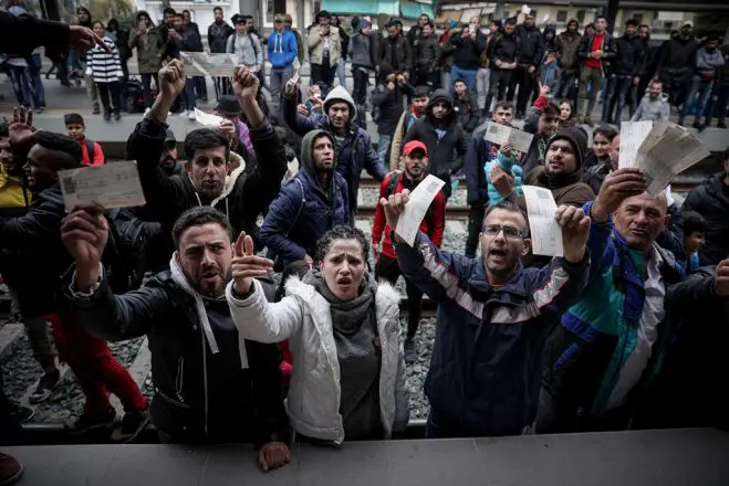 Unser Foto (© Eurokinissi) entstand am Freitag am Athener Hauptbahnhof „Larissis“. Asylsuchende zeigen dem Fotografen ihre Fahrscheine, die sie gekauft hatten, um nach Thessaloniki zu reisen.