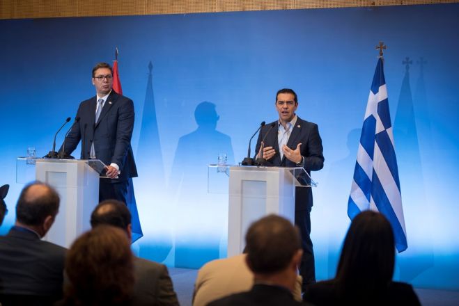 Unser Foto © Pressebüro des Ministerpräsidenten / Andrea Bonetti zeigt Ministerpräsident Alexis Tsipras (r.) und den serbischen Präsidenten Aleksandar Vucic (l.).