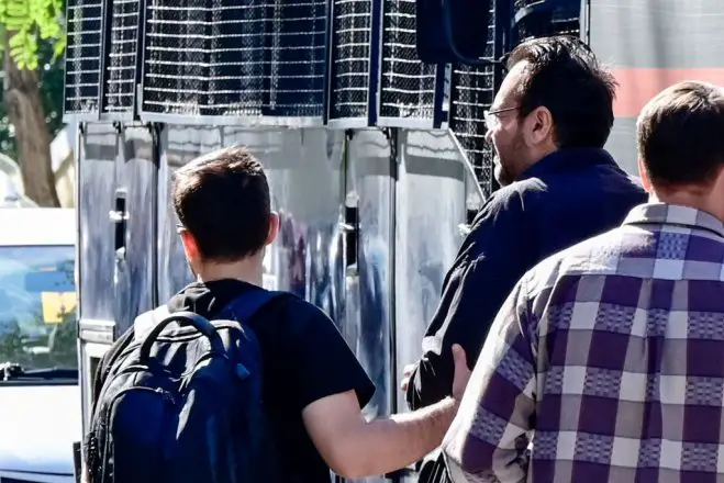 Unser Foto (© Eurokinissi) zeigt Filippos Kambouris auf seinem Weg zum Gericht.