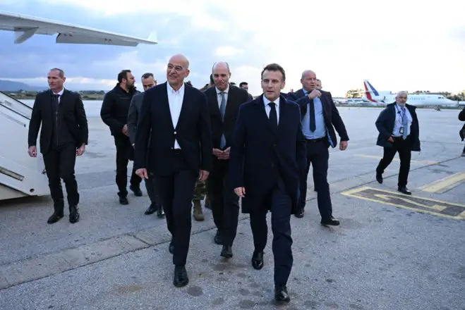 Unser Foto (© Eurokinissi) zeigt Verteidigungsminister Nikos Dendias und den französischen Staatspräsidenten Emmanuel Macron auf Kreta.