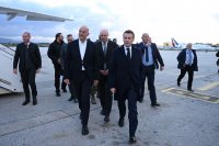 Unser Foto (© Eurokinissi) zeigt Verteidigungsminister Nikos Dendias und den französischen Staatspräsidenten Emmanuel Macron auf Kreta.