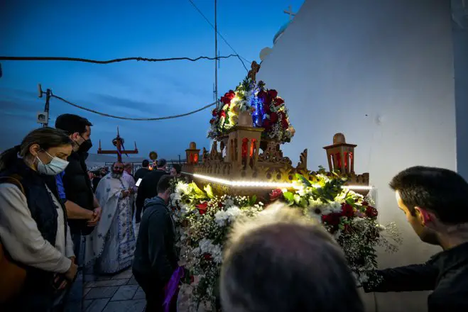 Foto (© Eurokinissi):  Am Abend wird der Epitaph in einer großen Prozession durch die ganze Stadt oder das ganze Dorf getragen.