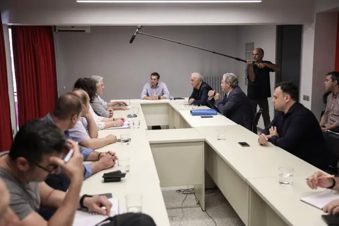 Unser Foto (© Eurokinissi) entstand während eines Treffens zwischen dem Vorsitzenden des Bündnisses der Radikalen Linken Alexis Tsipras (m.) mit Vertretern der Angestellten der attischen Wasserwerke EYDAP.