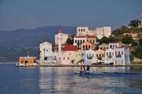 Moschee und Minarett stehen an der Hafenausfahrt. (Fotos: GZcb)