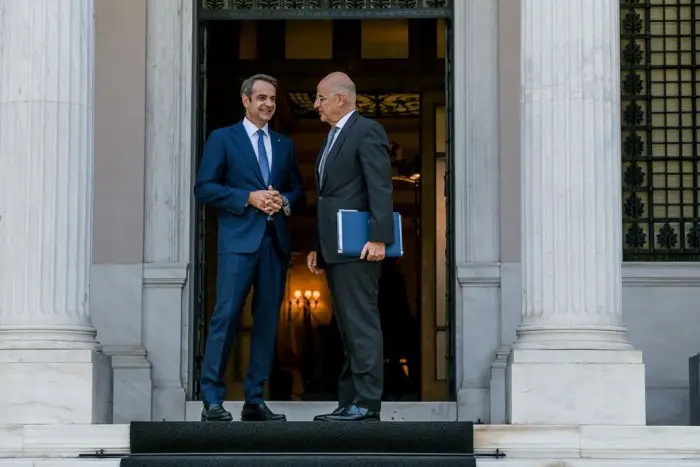 Unser Archivfoto (© Eurokinissi) zeigt Ministerpräsident Kyriakos Mitsotakis (l.) und Außenminister Nikos Dendias.
