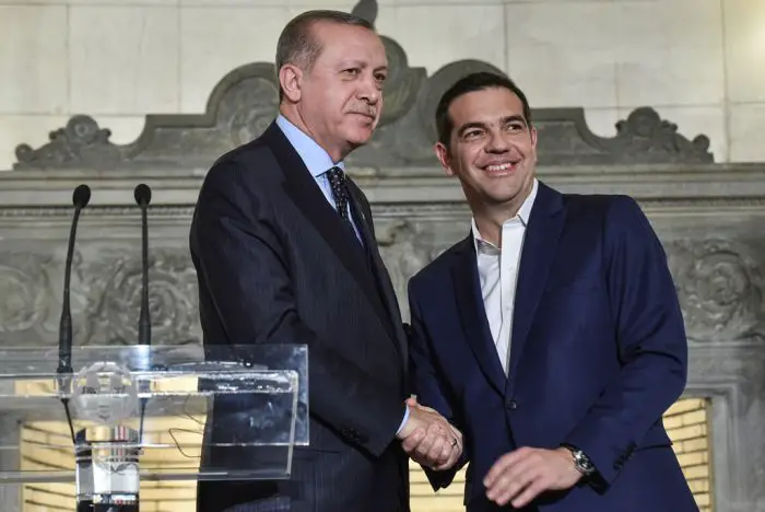 Die Zeiten des freundlichen Händeschüttelns scheinen im Moment vorbei. Unser Archivfoto (© Eurokinissi) entstand im Dezember 2017 während eines Besuches des türkischen Präsidenten Recep Tayyip Erdogan in Athen. Rechts im Bild: der griechische Ministerpräsident Alexis Tsipras.