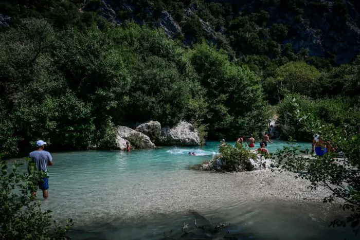 Unser Foto (© Eurokinissi) entstand am Acheron-Fluss in Epirus, der bereits in der griechischen Mythologie eine wichtige Rolle spielte. 