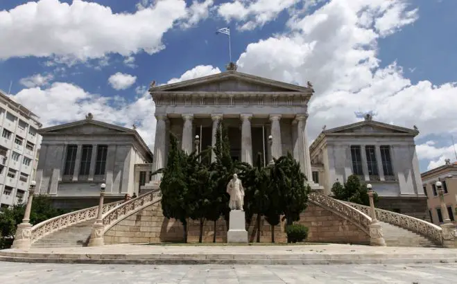 Foto (© Eurokinissi) zeigt den Musentempel im Herzen der Hauptstadt: die alte Nationalbibliothek