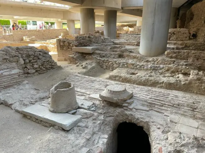 Foto (© Griechenland Zeitung / Marie Milius) zeigt die Ausgrabungsstätteunter dem Akropolismuseum