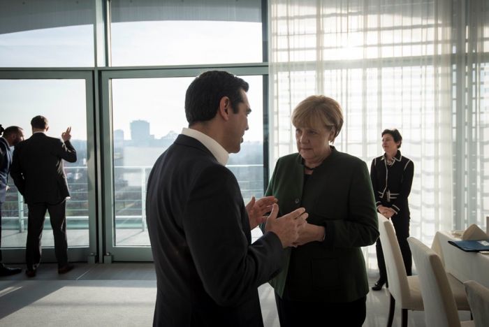 Unser Archivfoto (© Eurokinissi) zeigt Premier Tsipras in einem Gespräch mit der deutschen Bundeskanzlerin Angela Merkel am 16. Dezember 2016 in Berlin.