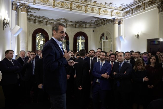 Unser Archivfoto (© Eurokinissi) zeigt Premierminister Kyriakos Mitsotakis am Sonntag (27.11.) in London.