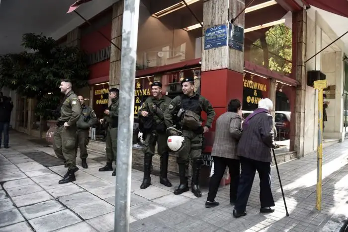 Unsere Fotos (© Eurokinissi) entstanden am Tatort in der der Athener Charilaou Trikoupi Straße.