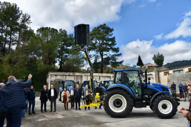 Unser Foto (© Region Peloponnes) entstand während der Übergabe von Traktoren an fünf Regionalbezirke der Peloponnes.