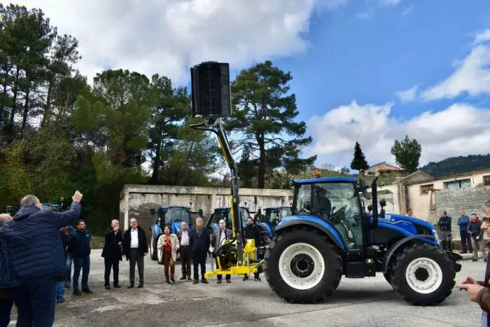 Unser Foto (© Region Peloponnes) entstand während der Übergabe von Traktoren an fünf Regionalbezirke der Peloponnes.
