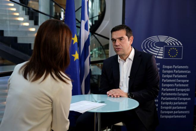 Foto (© Pressebüro des Ministerpräsidenten / Andrea Bonetti) Premier Tsipras im Interview mit Euronews