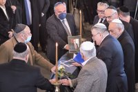 Unser Foto (© Eurokinissi) entstand während der Beerdigung des Bürgermeisters von Ioannina, Moisis Elisaf.