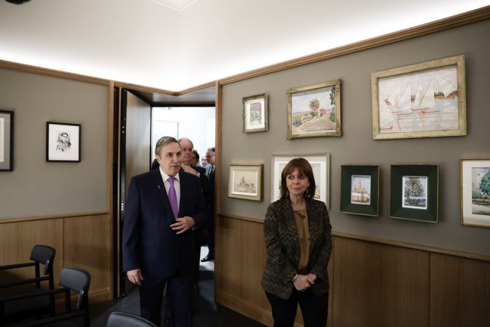 Unser Foto (© Eurokinissi) zeigt Staatspräsidentin Katerina Sakellaropoulou während ihres Besuches im Kavafis-Archiv.