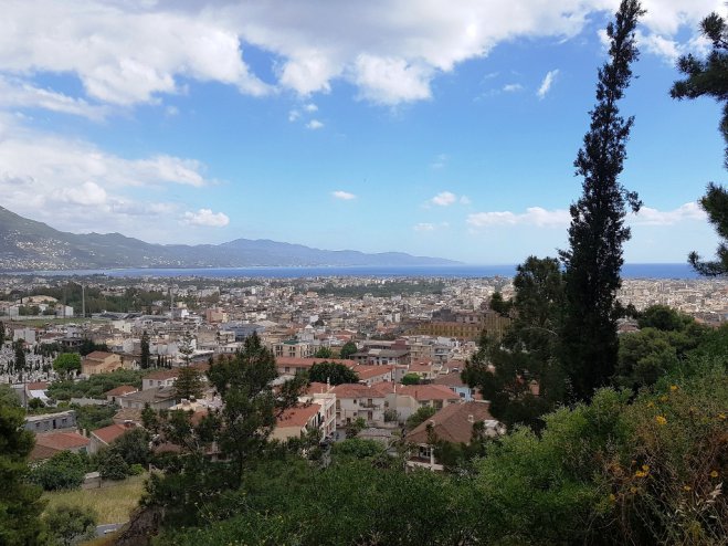 Foto (© GZjr): Kalamata - Blick vom Kastro über die Stadt.