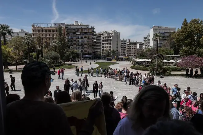 Unsere Fotos (© Eurokinissi) entstanden am Dienstag (25.4.) vor dem vor dem Archäologischen Museum in Athen.