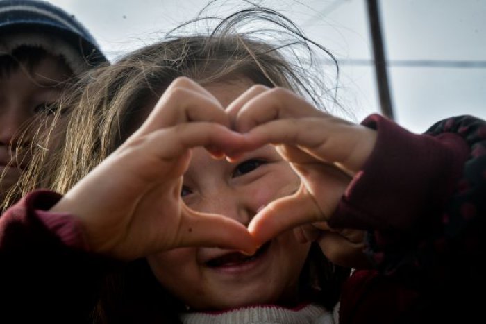 Unser Archivfoto (© Eurokinissi) zeigt ein Flüchtlingskind aus Afghanistan auf der Insel Lesbos.