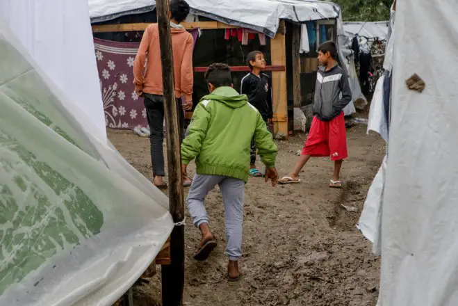 Unser Archivfoto (© Eurokinissi) entstand vor einigen Tagen im Auffanglager Moria auf der Ägäis-Insel Lesbos.