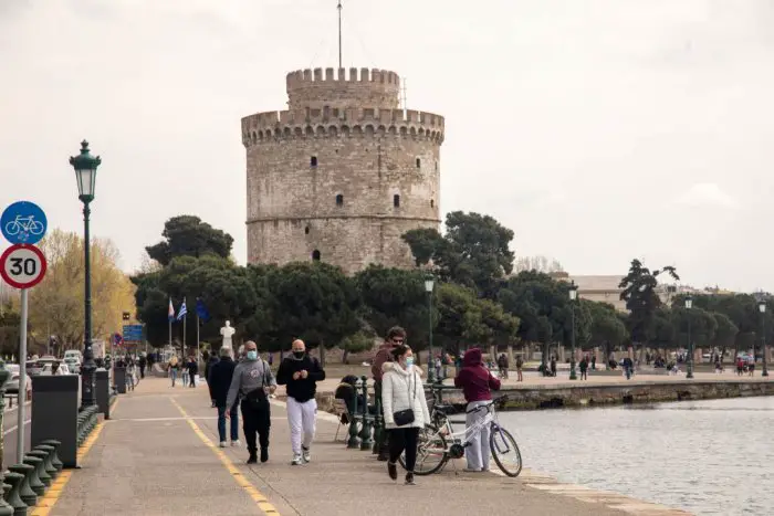 Unser Beispielfoto (© Eurokinissi) zeigt das Markenzeichen von Thessaloniki, den Weißen Turm. Darin ist u. a. eine Ausstellung über den großen Brand von 1917 untergebracht.