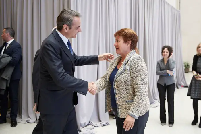 Unsere Fotos (© Pressebüro des Premierministers / Dimitris Papamitsos) entstanden während eines Treffens zwischen Premierminister Kyriakos Mitsotakis und der geschäftsführende Direktorin des Internationalen Kristalina Georgiewa.