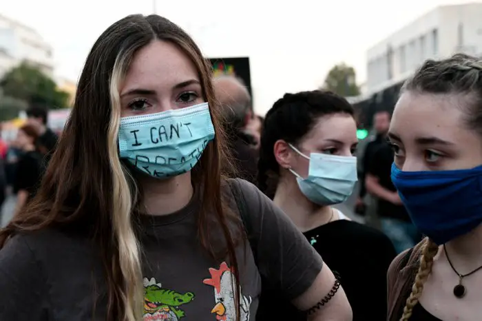 Unser Foto (© Eurokinissi) entstand am Mittwoch (3.6.) während einer Demonstration gegen Polizeigewalt und Rassismus in Athen.