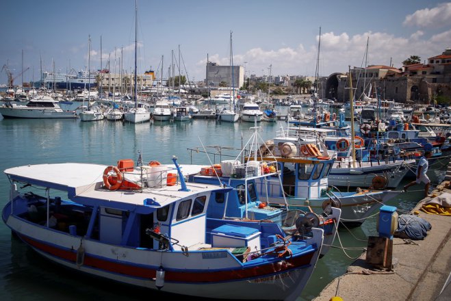 Unser Foto von © eurokinissi zeigt den Hafen der kretischen Stadt Iraklio.