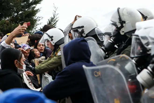 Unser Archivfoto (© Eurokinissi) entstand während einer Demonstration von Asylsuchenden in einem bereits bestehenden Auffanglager.