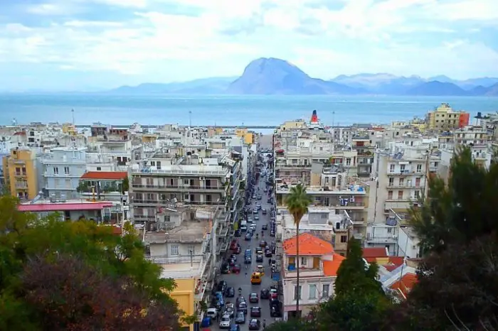 Foto (© visitgreece): Blick über Patras.