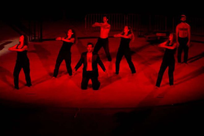 Unser Foto (© www.festivalolympou.gr/) zeigt die Theatergruppe „Point Zero“ bei einem Auftritt.