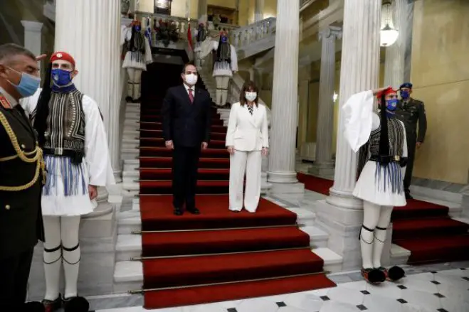 Unser Foto (© Eurokinissi) entstand während des Treffens zwischen der griechischen Staatspräsidentin Katerina Sakellaropoulou und ihres ägyptischen Amtskollegen Abd al-Fattah as-Sisi.