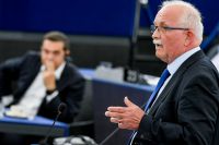 Unser Archivfoto (© Eurokinissi) zeigt Udo Bullmann im Europäischen Parlament. Im Hintergrund ist Griechenlands Ministerpräsident Alexis Tsipras zu sehen.