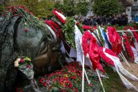 Unser Archivfoto (© Eurokinissi) zeigt niedergelegte Kränze vor dem Denkmal für die Opfer der Studentenaufstände 1973 an der Athener "Polytechnio".