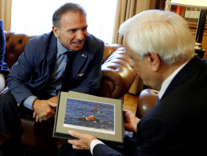 Unser Archivfoto zeigt den Fotographen Jannis Bechrakis (l.) während eines Treffens mit Staatspräsident Prokopis Pavlopoulos.